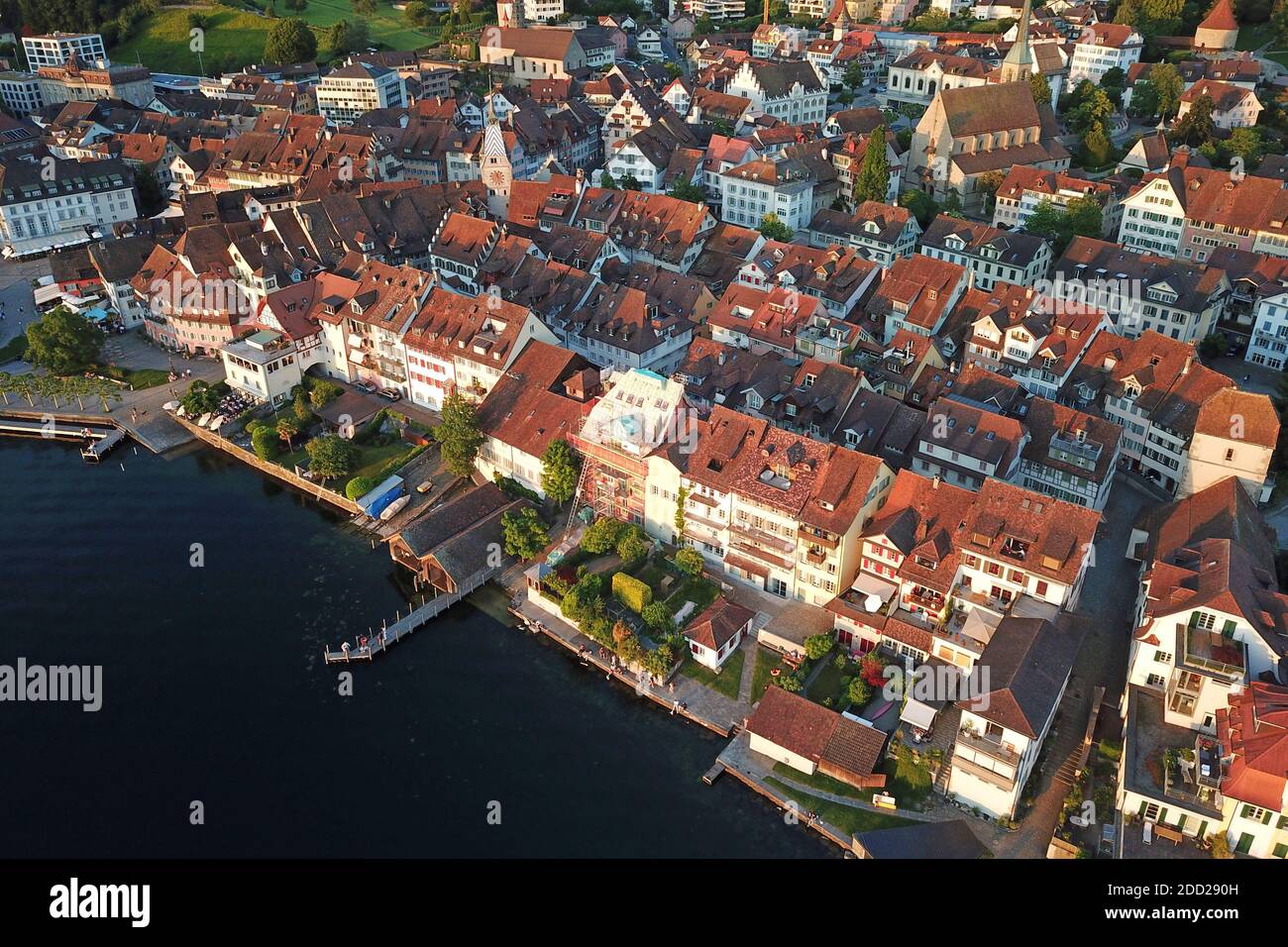 Luftdrohnenaufnahme von Zug, Schweiz mit Fokus auf die Altstadt von Zug und ihre Uferpromenade. Stockfoto