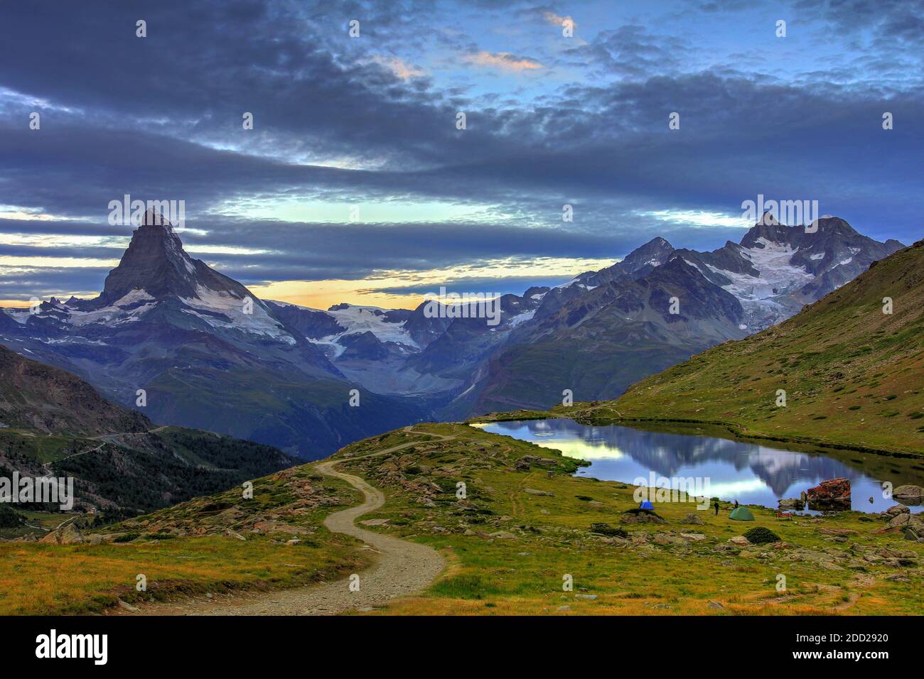 Vor Sonnenaufgang Landschaft mit dem berühmten Matterhorn (4478m) und dem Stellisee, direkt oberhalb von Zermatt, Schweiz Stockfoto