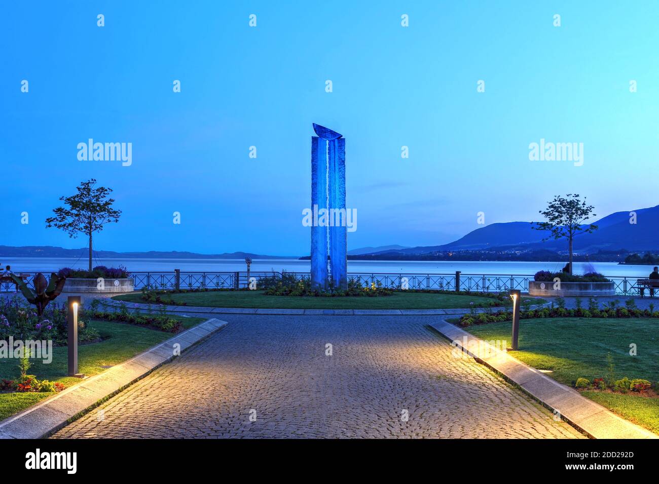 Sonnenuntergang auf der Esplanade de Mont Blanc in Neuchatel, Schweiz mit einem Kunstwerk des Schweizer Künstlers Rene Kueng Stockfoto