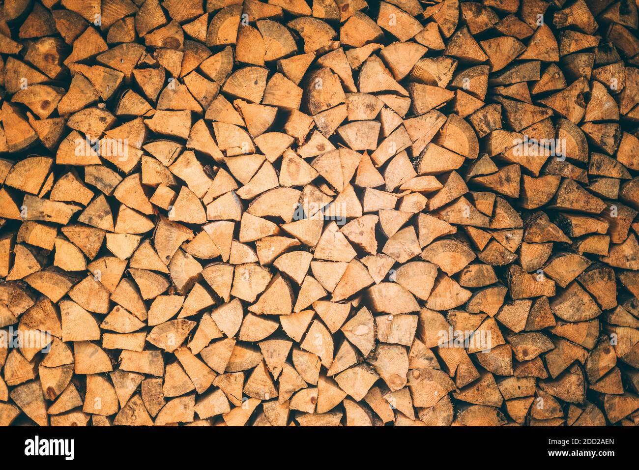 Oberfläche von fest verlegten Holzstämmen in der Wand Stockfoto