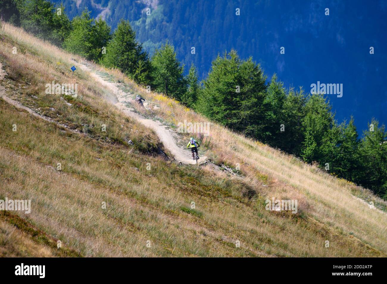 Extreem OutdoorSport Herausforderung in Französisch Alpen Berge im Sommer, bergab fahren auf