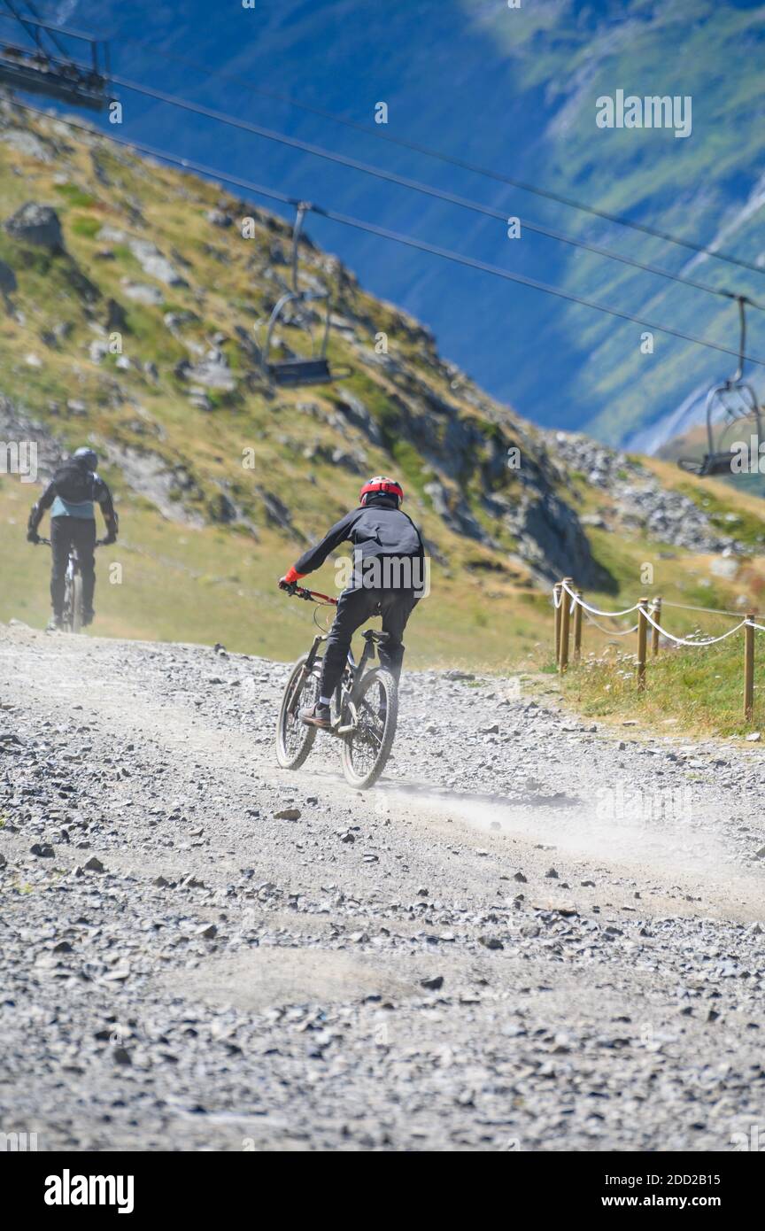 Extreem OutdoorSport Herausforderung in Französisch Alpen Berge im Sommer, bergab fahren auf