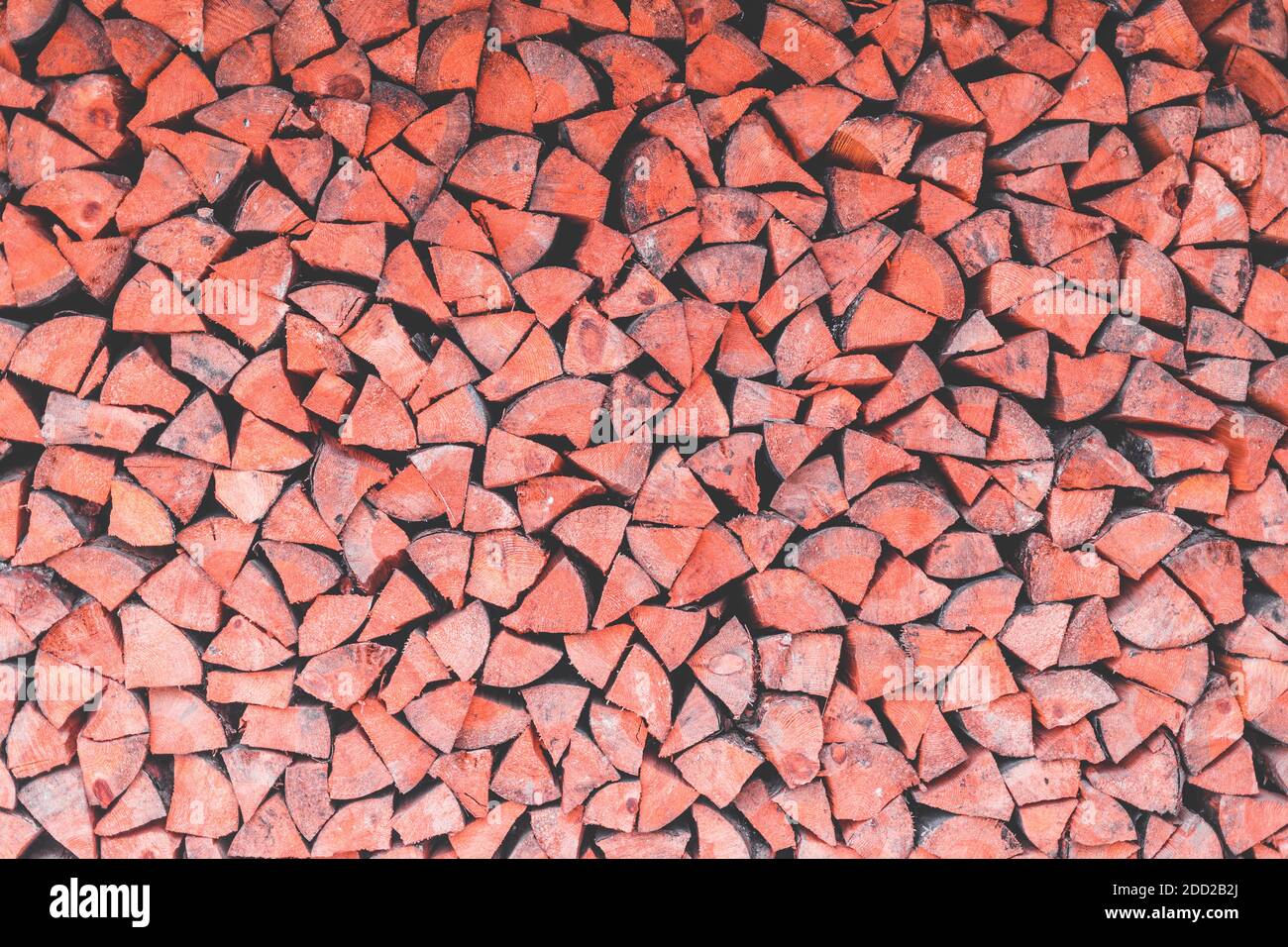 Oberfläche von fest verlegten Holzstämmen in der Wand Stockfoto