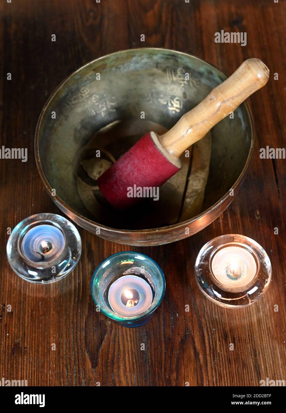 Holztisch. Brennende Kerzen, die eine besondere Atmosphäre schaffen Stockfoto