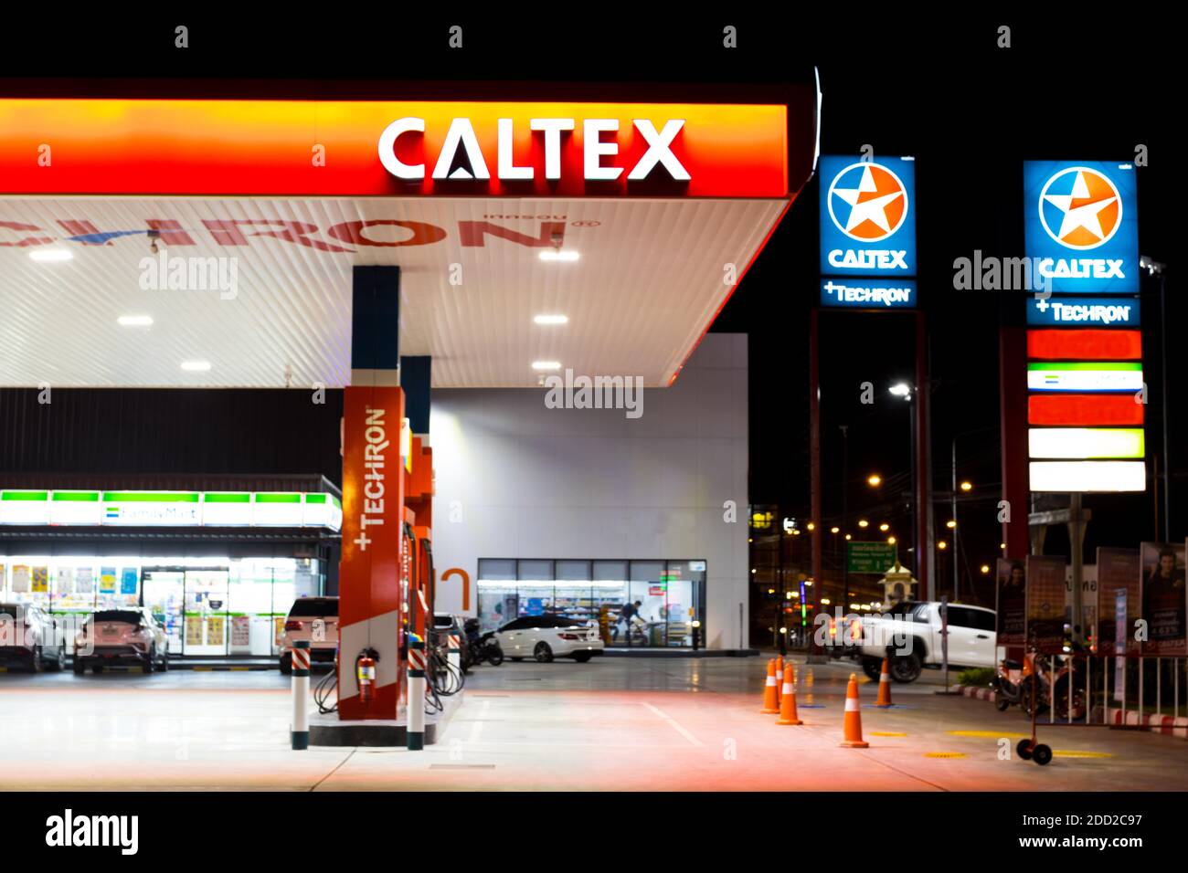 BANGKOK THAILAND :- Nov 23, 2020 : CALTEX ÖLSTATION, Tankstellen Tankservice für Autos tanken an der Tankstelle Thailand. Bereit zu s Stockfoto