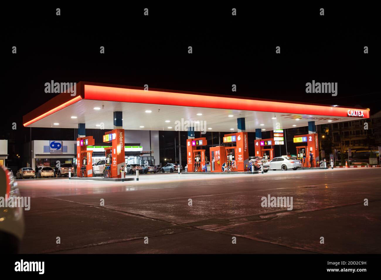 BANGKOK THAILAND :- Nov 23, 2020 : CALTEX ÖLSTATION, Tankstellen Tankservice für Autos tanken an der Tankstelle Thailand. Bereit zu s Stockfoto