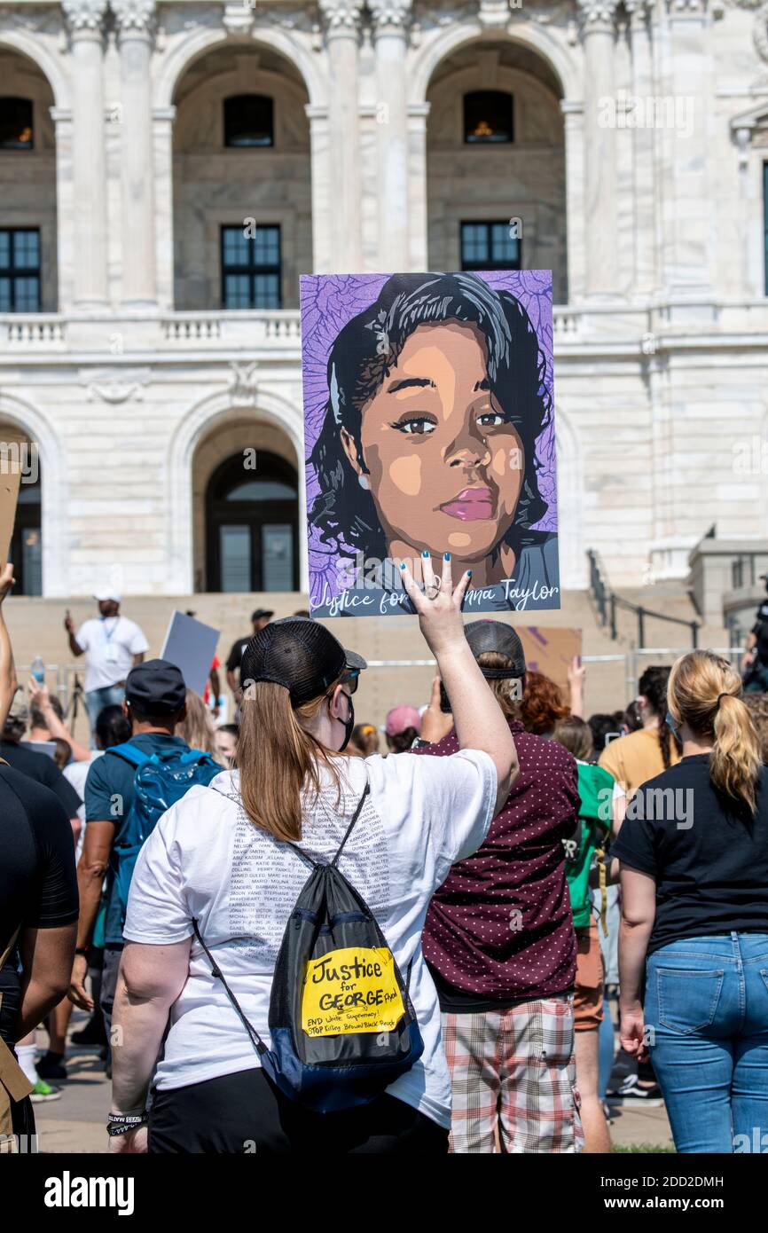 St. Paul, Minnesota. Machen Sie Amerika Rallye und märz. Protest gegen die Verhaftung der Bullen, die Breonna Taylor töteten. Stockfoto