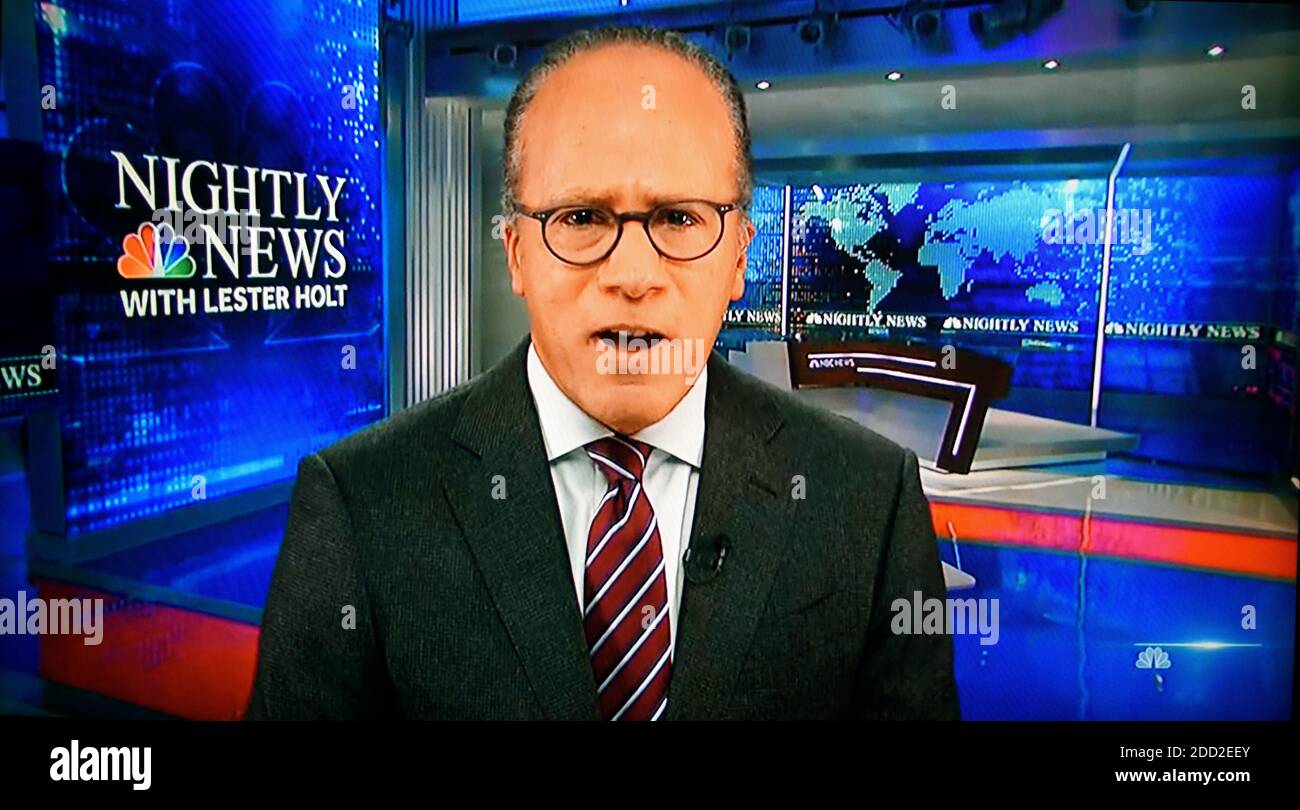 Ein TV-Screenshot von NBC Nightly News Anker Lester holt Berichterstattung des Netzwerks Abend Nachrichtensender. Stockfoto