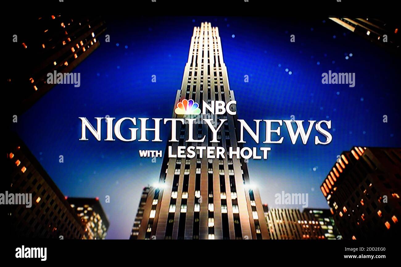 Ein TV-Screenshot von NBC Nightly News Anker Lester holt Berichterstattung des Netzwerks Abend Nachrichtensender. Stockfoto