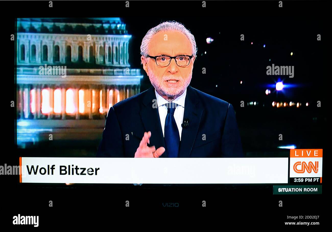 Ein TV-Screenshot des CNN-Nachrichtenankers Wolf Blitzer, der die täglichen Nachrichten auf CNN's "The Situation Room" ausliefert. Stockfoto