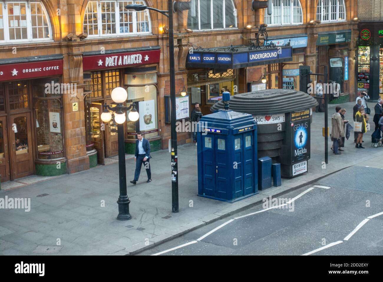 Ein Polizeikästchen im Stil von Dr Who TARDIS vor der U-Bahnstation Earl's Court. Telefonanruf der Polizei vor der U-Bahn-Station Earls Court, London, Großbritannien. Stockfoto