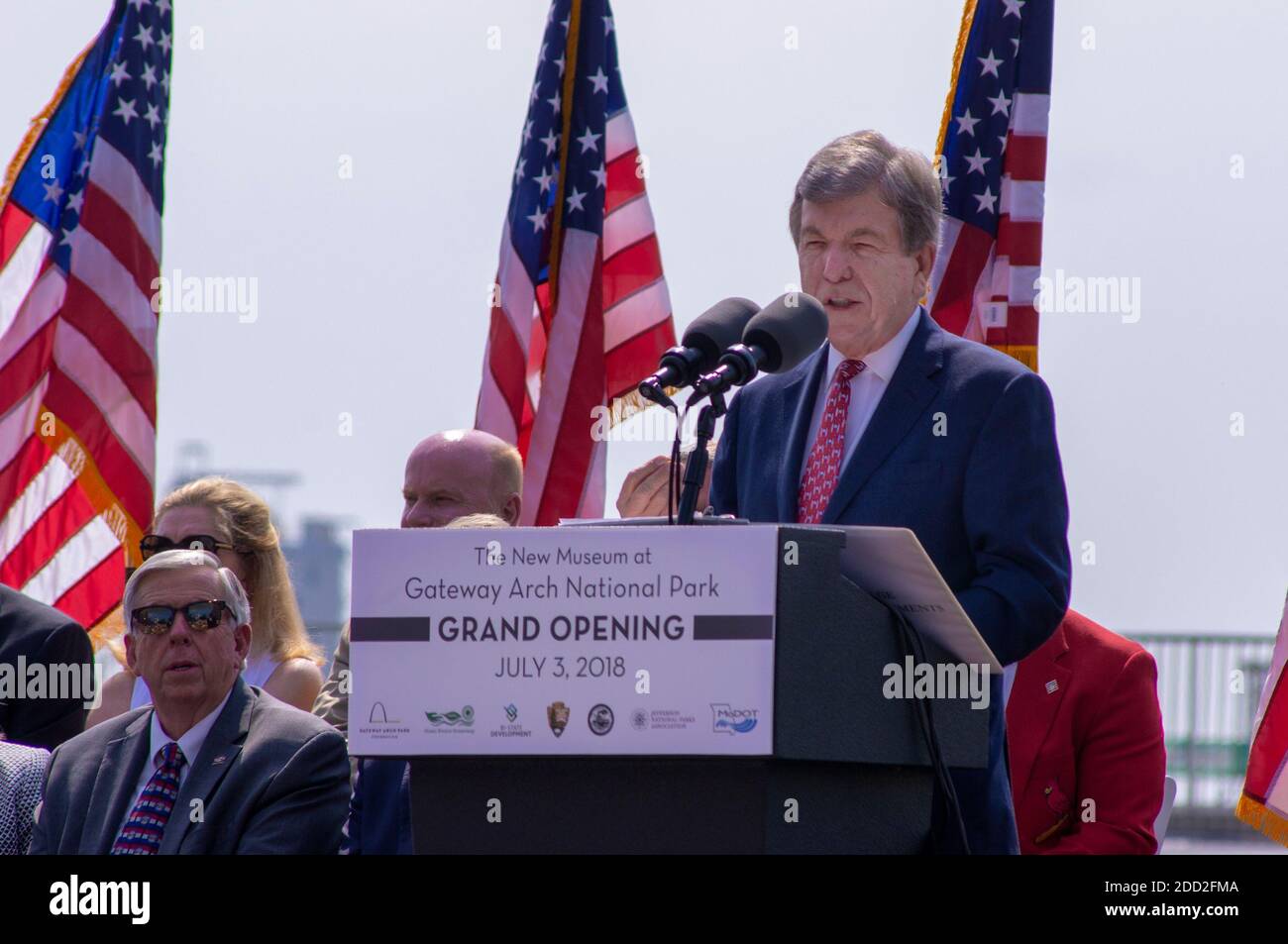 Saint Louis, MO - 3. Juli 2018; Missouri Senator Roy Blunt stand auf dem Podium mit amerikanischen Flaggen im Hintergrund und hielt eine Rede bei der großen Wiedereröffnung von Gat Stockfoto