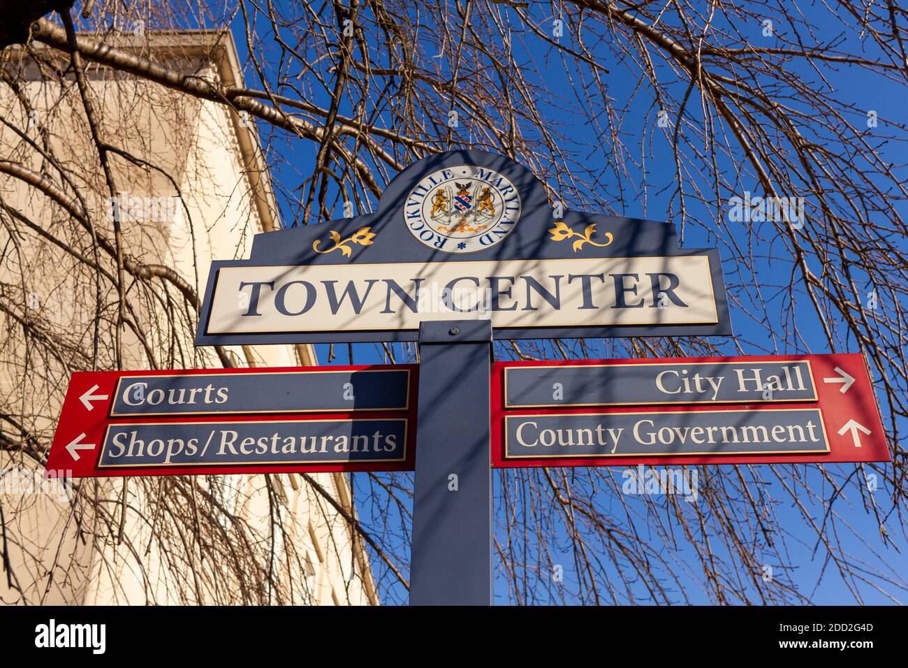 Nahaufnahme, isoliertes Bild eines Schilds im Stadtzentrum von Rockville, Maryland, der Anweisungen zu Geschäften, Gerichten und Regierungsbüros zeigt. Stockfoto