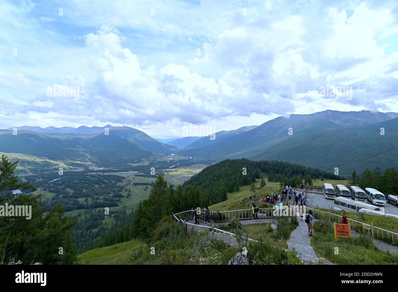 Luftaufnahme des Kanas-Sees landschaftlich reizvolle Gegend, in einem Tal im Altai-Gebirge, in der Nähe der Nordspitze von Xinjiang, China Stockfoto