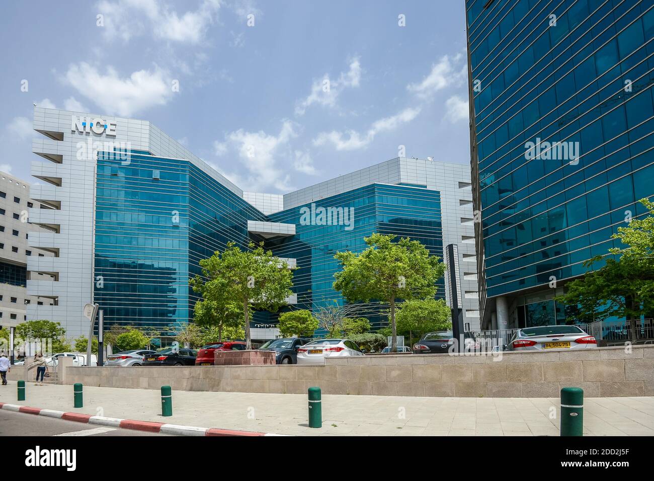 Israel. Tel Aviv. 15. APRIL 2015. Reizende und schöne Spielplätze und Glasgebäude. Ein Ort für Arbeit und Erholung. Stockfoto