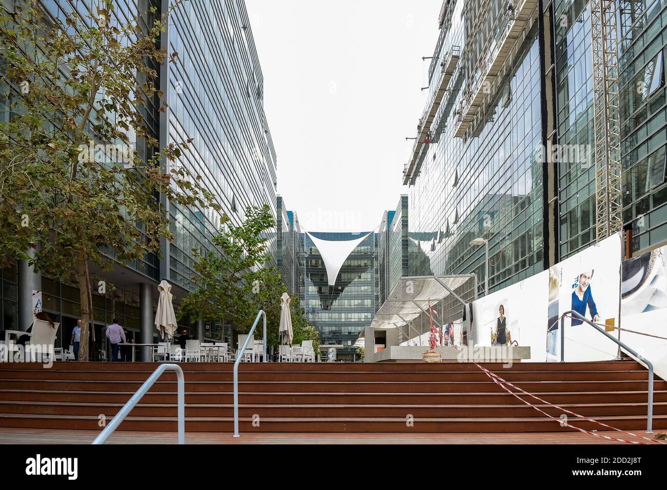 Israel. Tel Aviv. 15. APRIL 2015. Reizende und schöne Spielplätze und Glasgebäude. Ein Ort für Arbeit und Erholung. Stockfoto