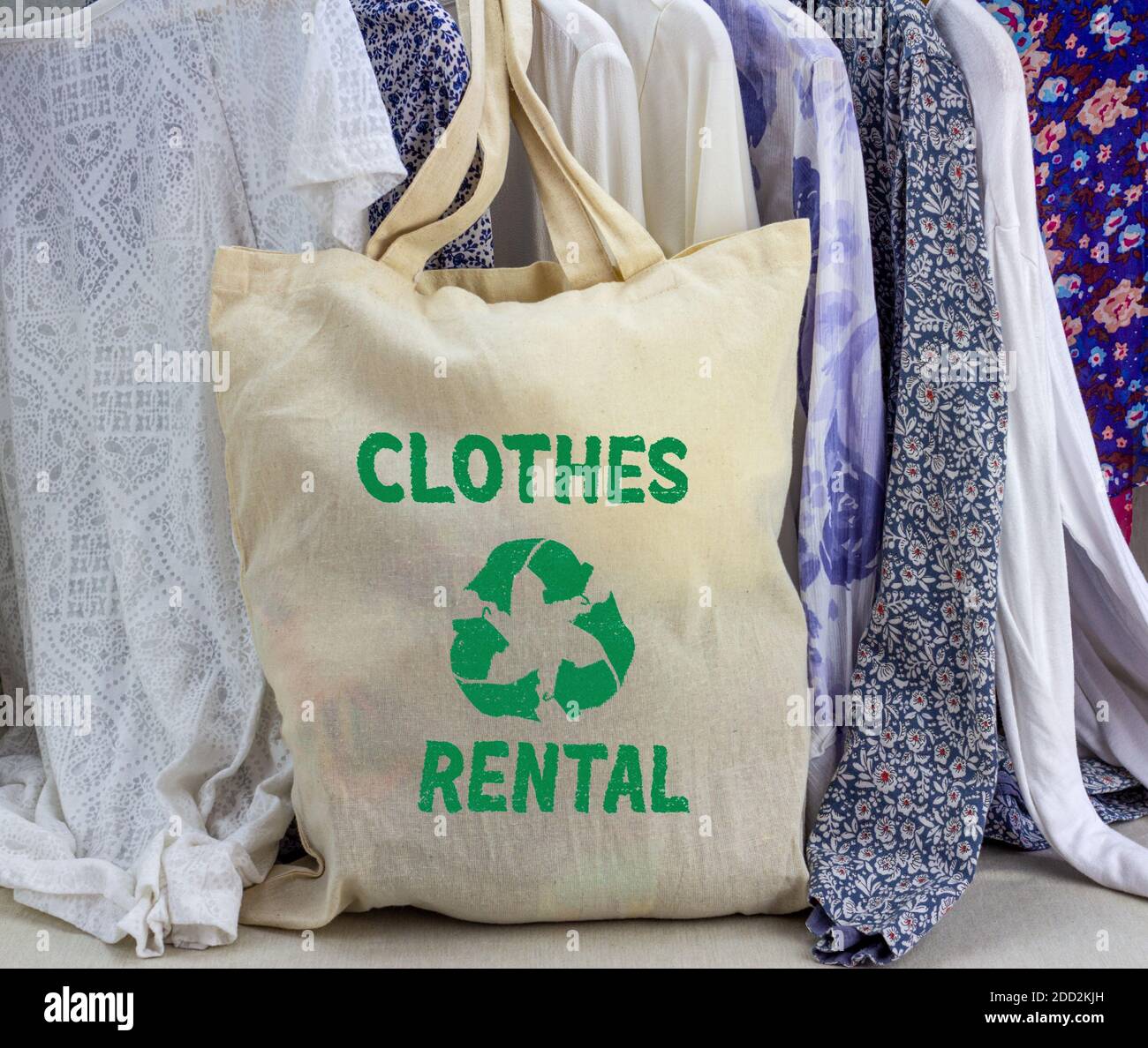 Rent Kleidung und recyceln Kleidung Symbol auf Stoffbeutel mit hängenden Hemden zu mieten, nachhaltige Mode und Null Abfall Stockfoto