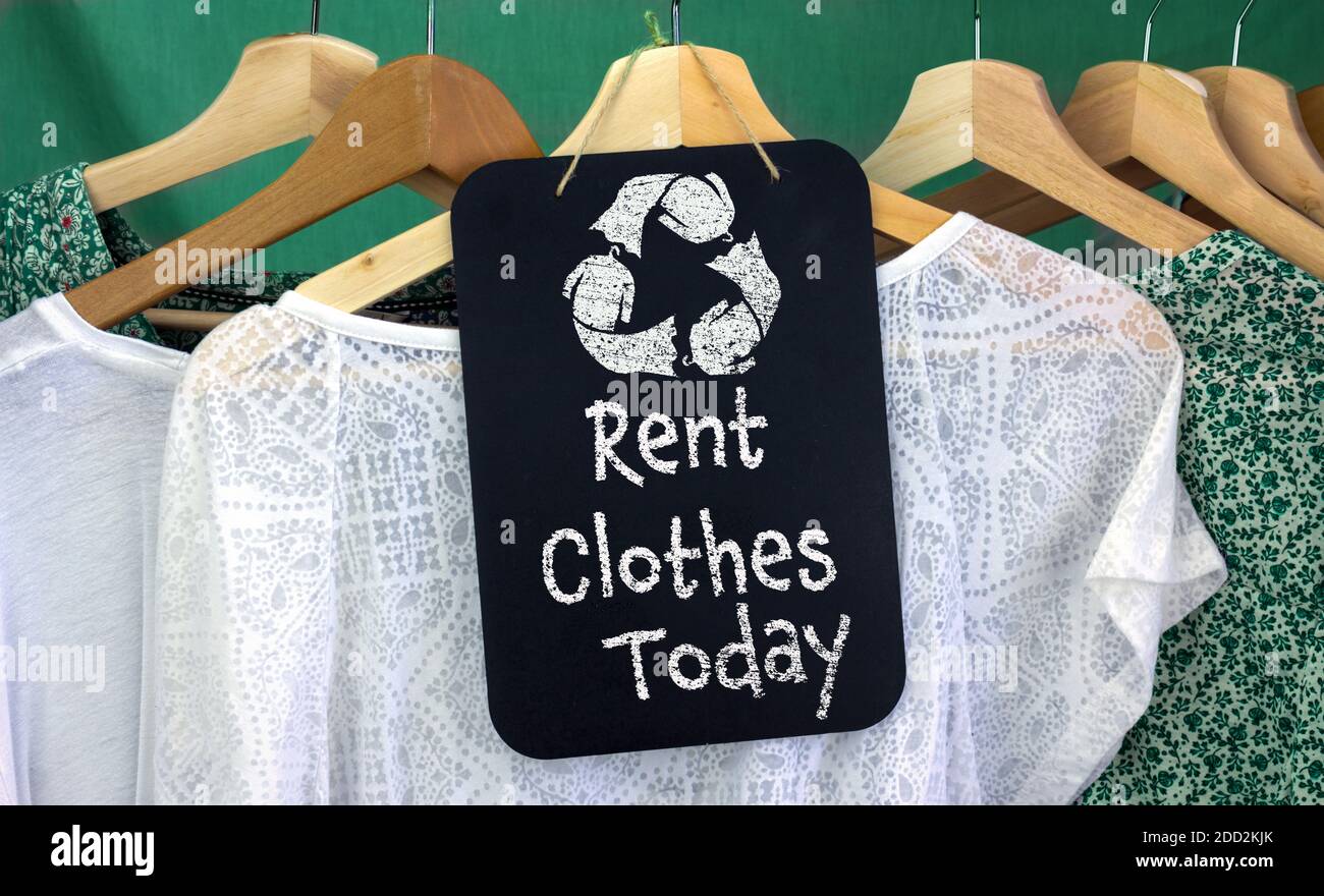 Rent Clothes Today Zeichen und recyceln Kleidung Symbol auf Kreidetafel mit hängenden Hemden zu mieten, nachhaltige Mode und Null Abfall Stockfoto