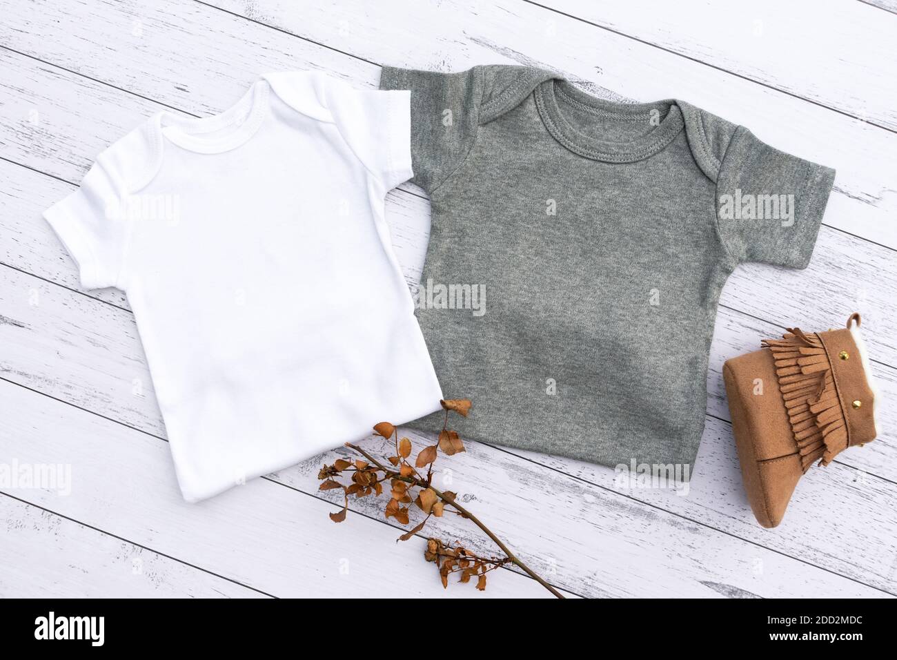 Zwei leere Baby-Bodys - weiß-graues Modell Stockfoto