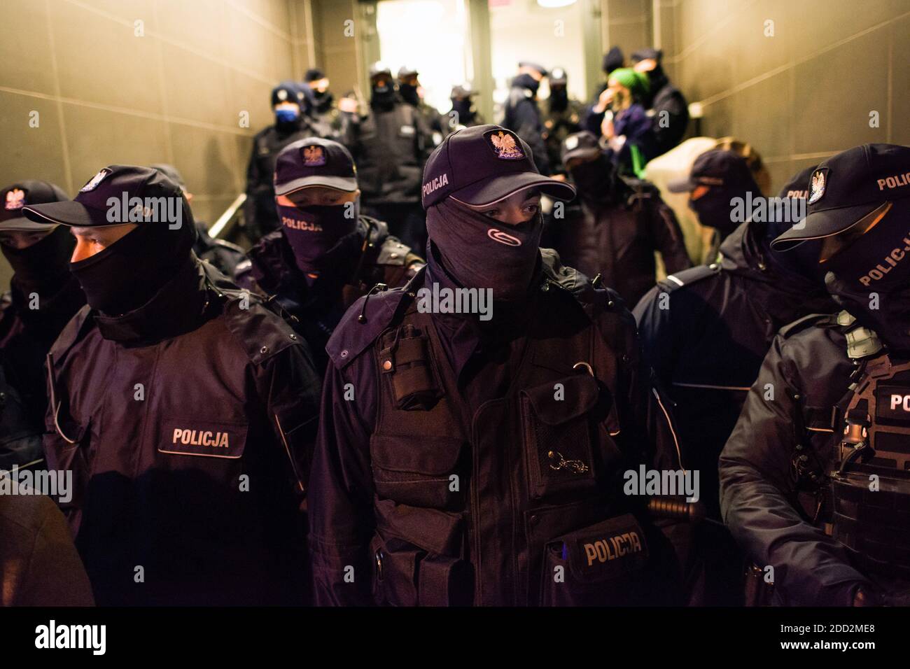 Warschau, Polen. November 2020. Polizeibeamte bewachen den Eingang zur Polizeistation, wo festgenommene Demonstranten festgenommen wurden."Freie Abtreibung und freie Bildung!" Der Frauenstreik hat sich erneut in Warschau zusammengeschlossen, um gegen das Urteil des Verfassungsgerichts zur Abtreibung zu protestieren. Die Blockade umfasste unter anderem MÄNNER (Ministerium für nationale Bildung). Einige der Demonstranten ketteten sich an das Tor des Ministeriums. Kredit: SOPA Images Limited/Alamy Live Nachrichten Stockfoto