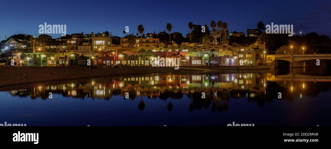 Panorama Capitola Village und Wasser Reflexionen während der Blauen Stunde. Stockfoto