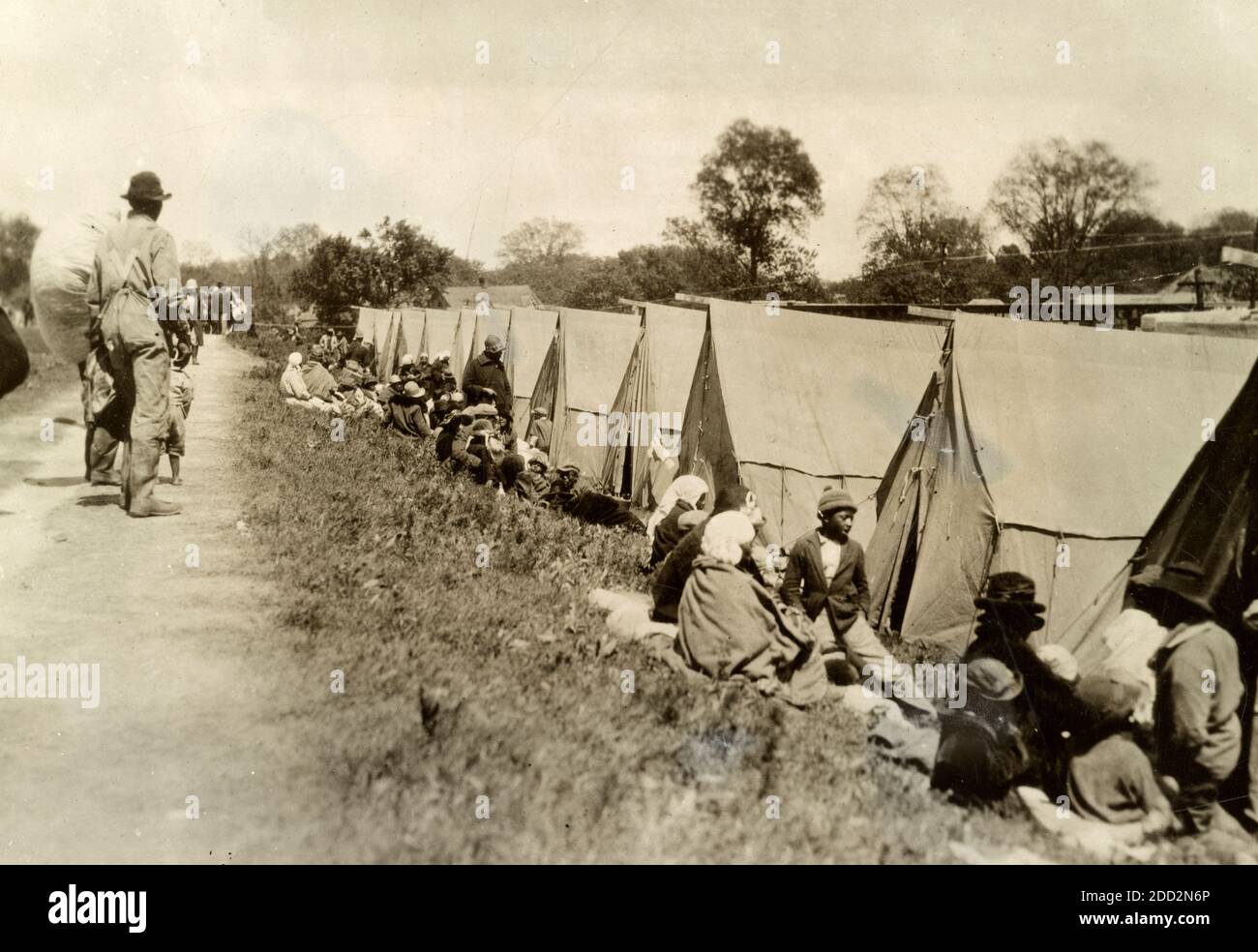 Mississippi Relief Arbeit Twilight Time, im Deich bei Greenville, Mississippi, wo der einzige verfügbare Schutz ein Zelt ist, das vom Roten Kreuz versorgt wird. Das Foto zeigt Afroamerikaner in einem Zeltlager als Folge der großen Mississippi-Flutflut von 1927. Stockfoto