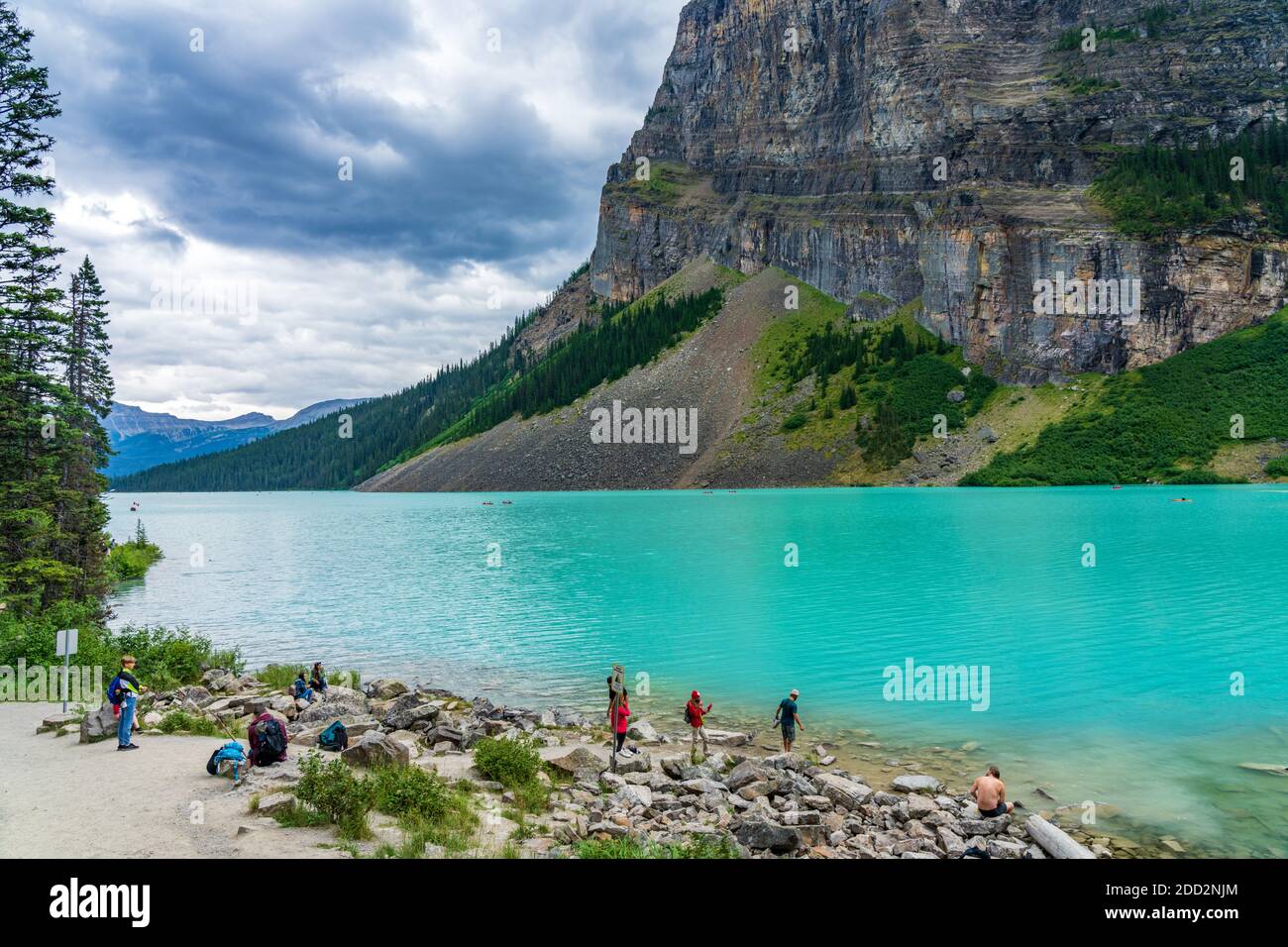 Lake Louise am Sommertag. Touristen genießen Freizeitaktivitäten auf dem türkisfarbenen See im Banff National Park Stockfoto