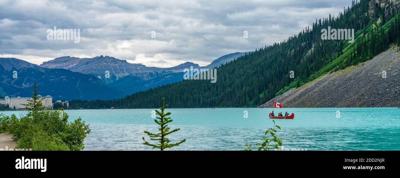 Kanufahren auf dem Lake Louise am Sommertag. Touristen genießen Freizeitaktivitäten auf dem türkisfarbenen See im Banff National Park, Alberta, Kanada. Stockfoto