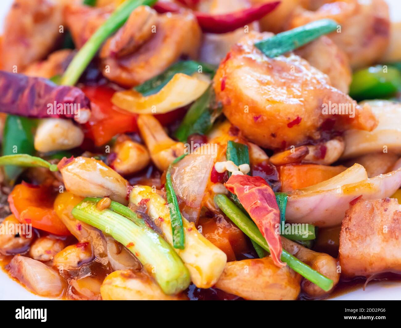 Thai-Essen, eine Portion Huhn mit Cashewnüssen. Geringe Schärfentiefe. Stockfoto