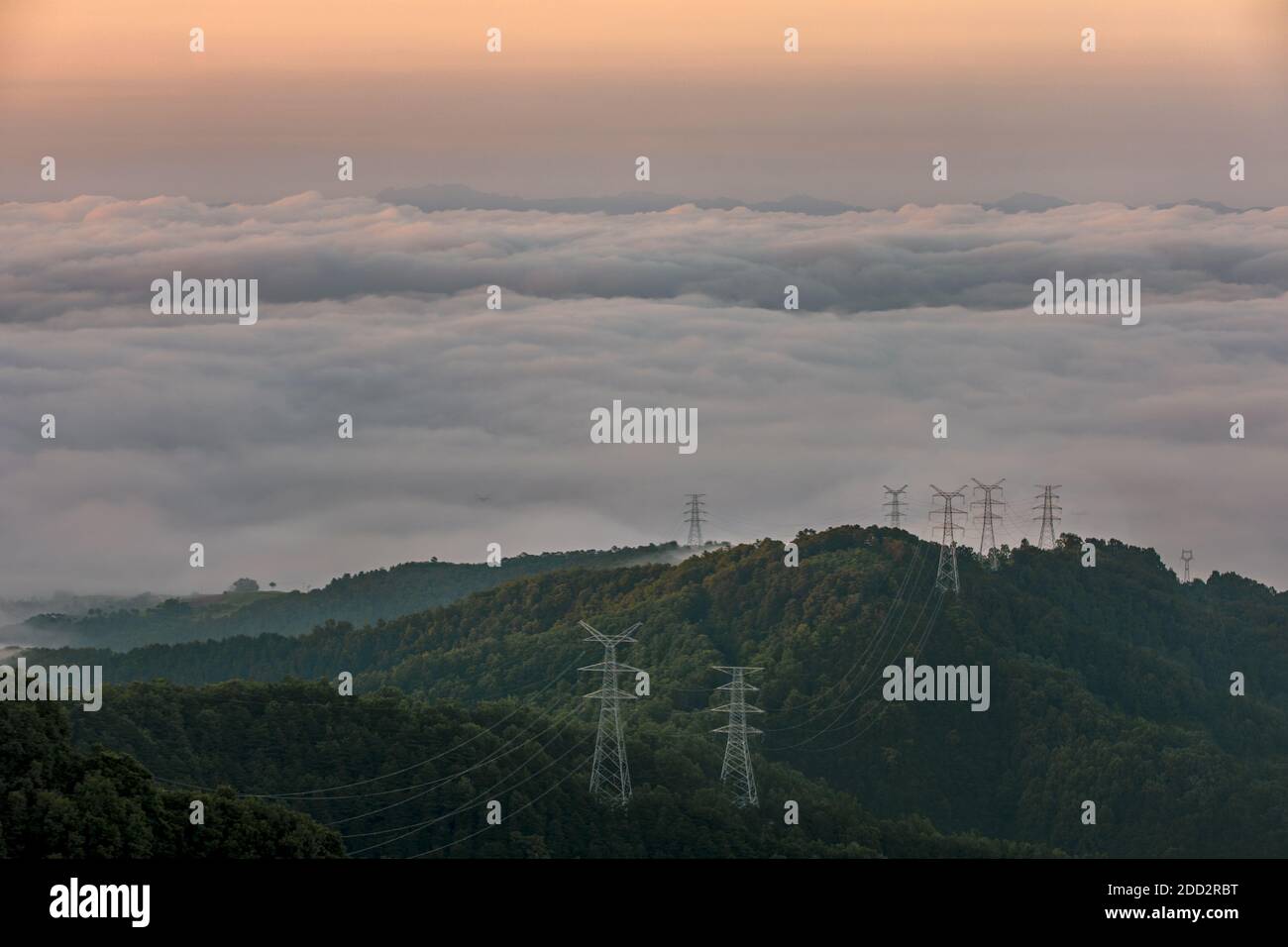 Die westlichen Berge allmächtiges Stromnetz Stockfoto