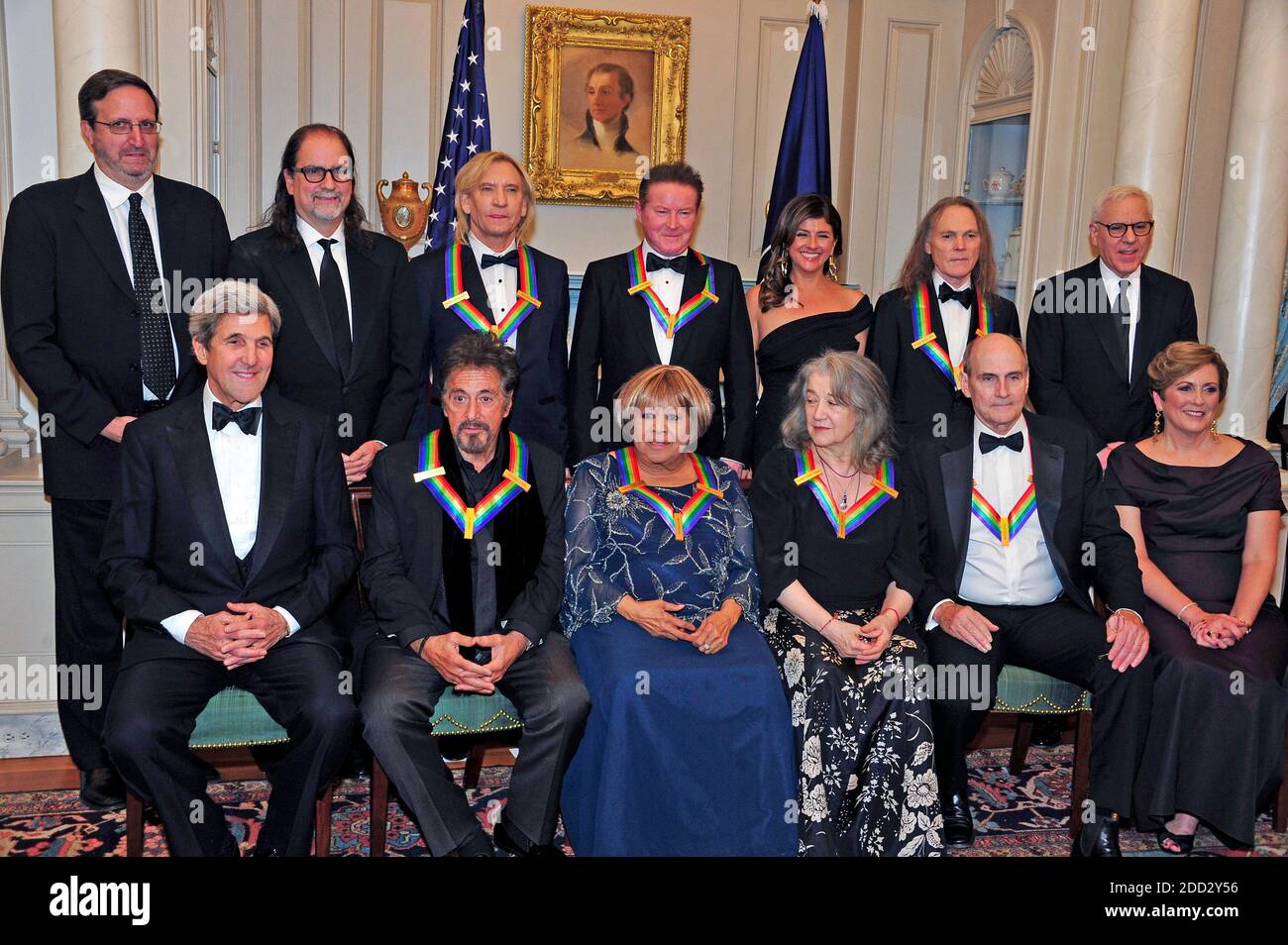 Die fünf Empfänger der 39. Jährlichen Kennedy Center-Auszeichnungen posieren für ein Gruppenfoto nach einem Abendessen, das der US-Außenminister John F. Kerry zu ihren Ehren am Samstag, 3. Dezember 2016 im US-Außenministerium in Washington, DC veranstaltet hat. Die 2016 Preisträger sind: Die argentinische Pianistin Martha Argerich, die Rockband The Eagles, der Bildschirm- und Bühnenschauspieler Al Pacino, der Gospel- und Bluessänger Mavis Staples und der Musiker James Taylor. Von links nach rechts hinten: Ricky Kirshner, Glenn Weiss, Joe Walsh, Don Henley, Cindy Frey, Ehefrau von Glenn Frey, der Anfang dieses Jahres verstorben ist, und Timothy B Stockfoto