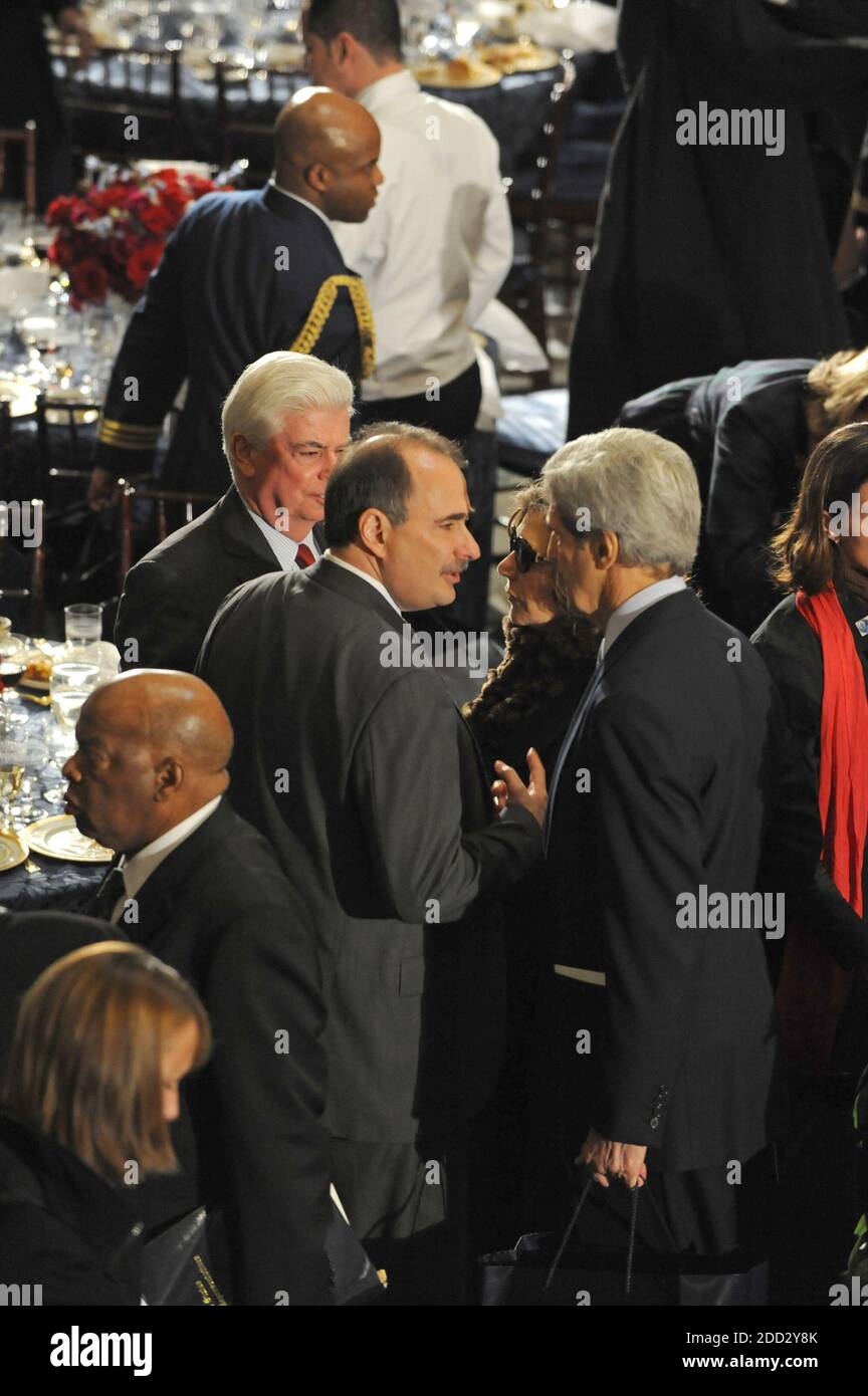 Washington, DC - 20. Januar 2009 -- Senator der Vereinigten Staaten Christopher Dodd, David Axelrod, Teresa Heinz Kerry und John Kerry beim Abschluss des Mittagessenes in der Statuary Hall im US-Kapitol in Washington DC nach Barack Obamas Vereidigung als 44. Präsident der Vereinigten Staaten am 20. Januar 2009.Quelle: Amanda Rivkin - Pool via CNP - Nutzung weltweit Stockfoto