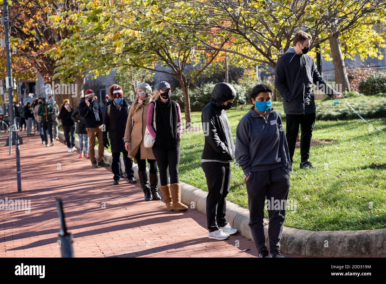 Washington, USA. November 2020. Menschen warten in der Schlange, um auf COVID-19 an einer Teststelle in Washington, DC, USA, getestet zu werden, 23. November 2020. Insgesamt bestätigte COVID-19 Fälle in den USA haben 12,417,009 erreicht, laut dem neuesten Update des Center for Systems Science and Engineering an der Johns Hopkins University um 0500 GMT, Nov. 24. Quelle: Liu Jie/Xinhua/Alamy Live News Stockfoto