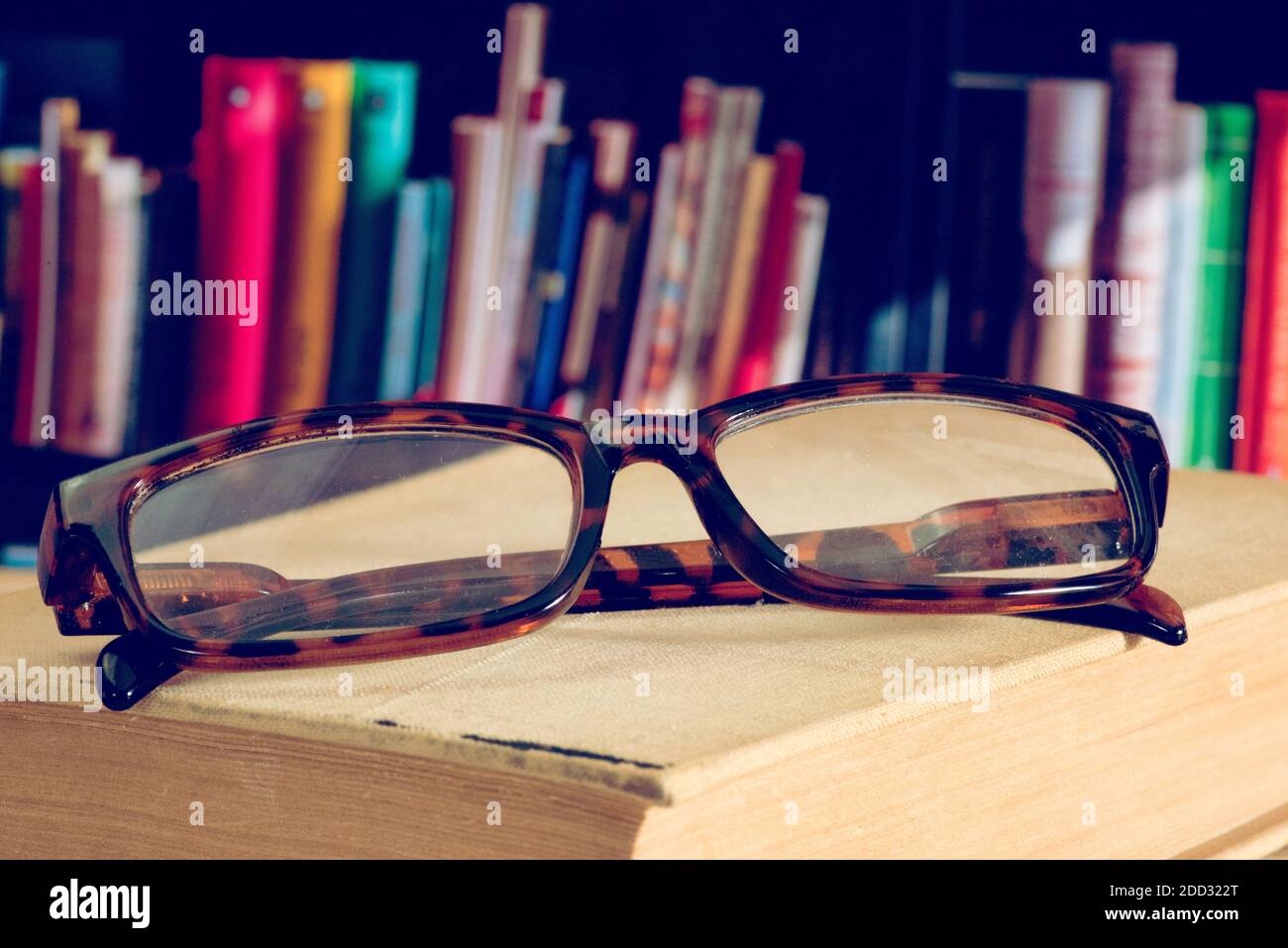 Eine Brille und ein Buch Stockfoto