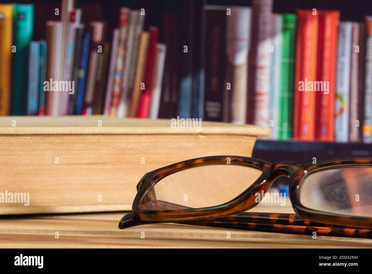 Eine Brille und ein Buch Stockfoto