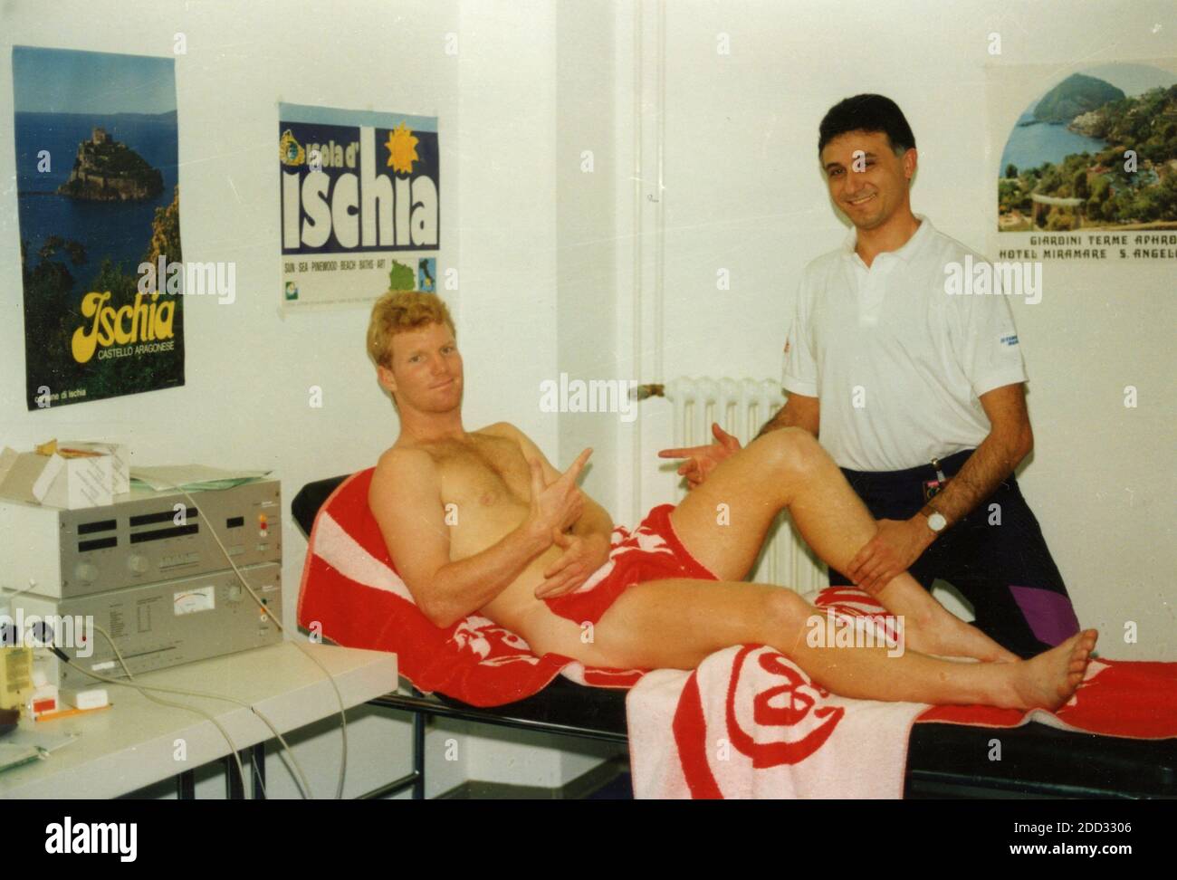 Der amerikanische Tennisspieler Jim Courier mit dem Physiotherapeuten, Hannover ATP, Deutschland 1990 Stockfoto