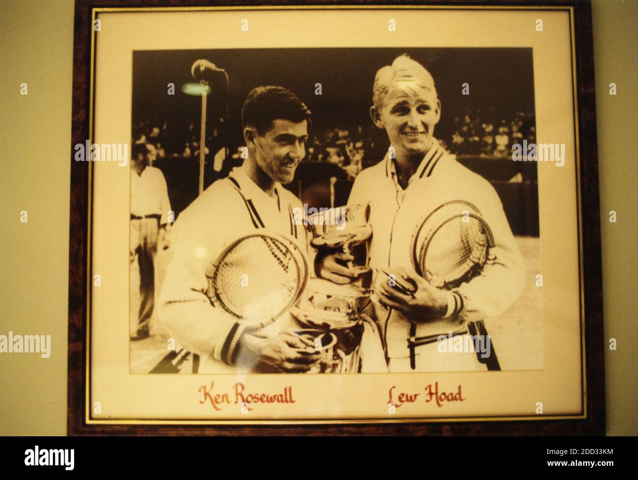 Gerahmtes Bild der australischen Tennisspieler Ken Rosewall und Lew Hoad im Kooyong Lawn Tennis Club, Melbourne Park, Australien 2001 Stockfoto