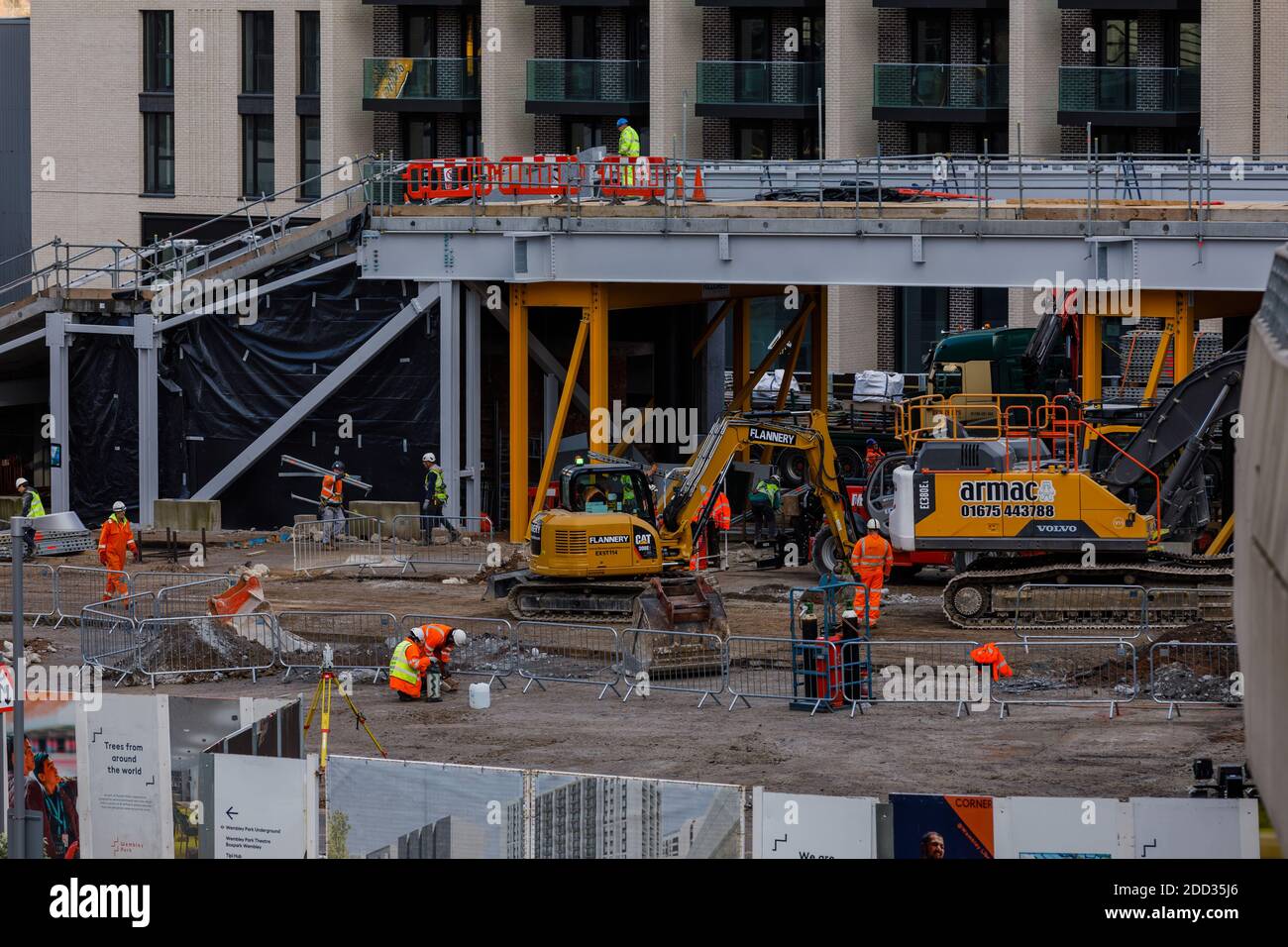 Der Abriss des 'Wembley Way', des berühmten Wembley Stadium Pedway, einer 46 Jahre alten Fußgängerbrücke mit zwei Rampen, geht weiter. Stockfoto