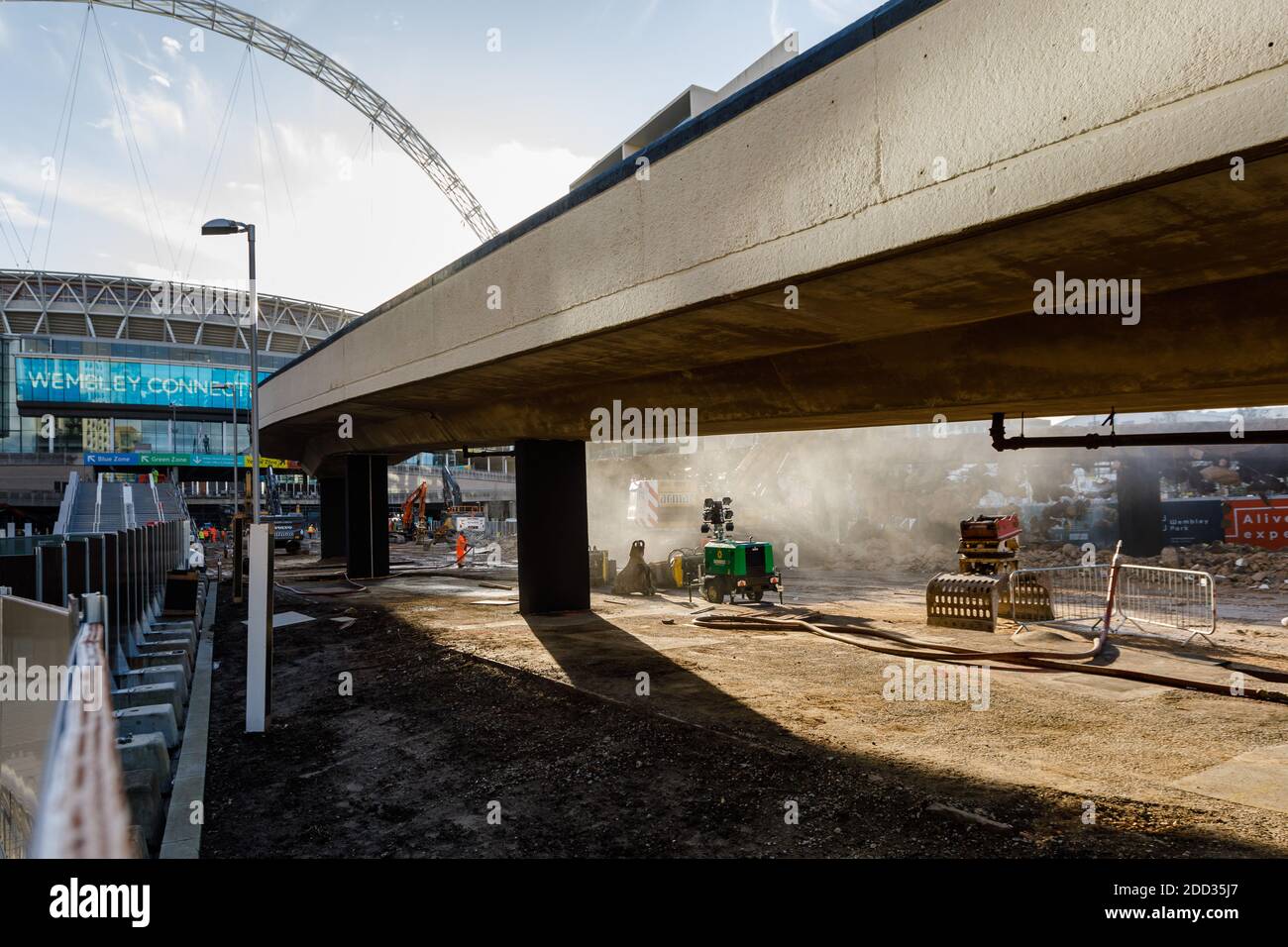 Der Abriss des 'Wembley Way', des berühmten Wembley Stadium Pedway, einer 46 Jahre alten Fußgängerbrücke mit zwei Rampen, geht weiter. Stockfoto