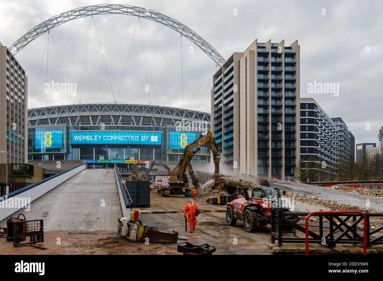 Der Abriss des 'Wembley Way', des berühmten Wembley Stadium Pedway, einer 46 Jahre alten Fußgängerbrücke mit zwei Rampen, geht weiter. Stockfoto