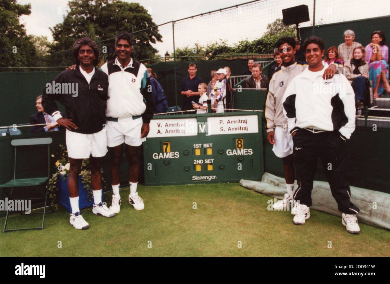 Indischer Tennisspieler Vijay Amritraj und Champion Sohn, Hurlingham Club, London, UK 2000 Stockfoto