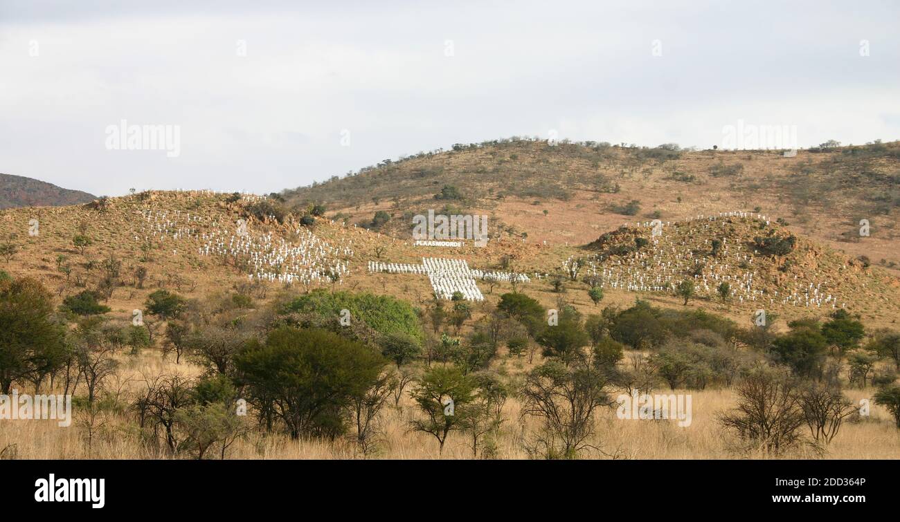 Ein Denkmal für die ermordeten Bauern, das von der Autobahn aus sichtbar ist Stockfoto