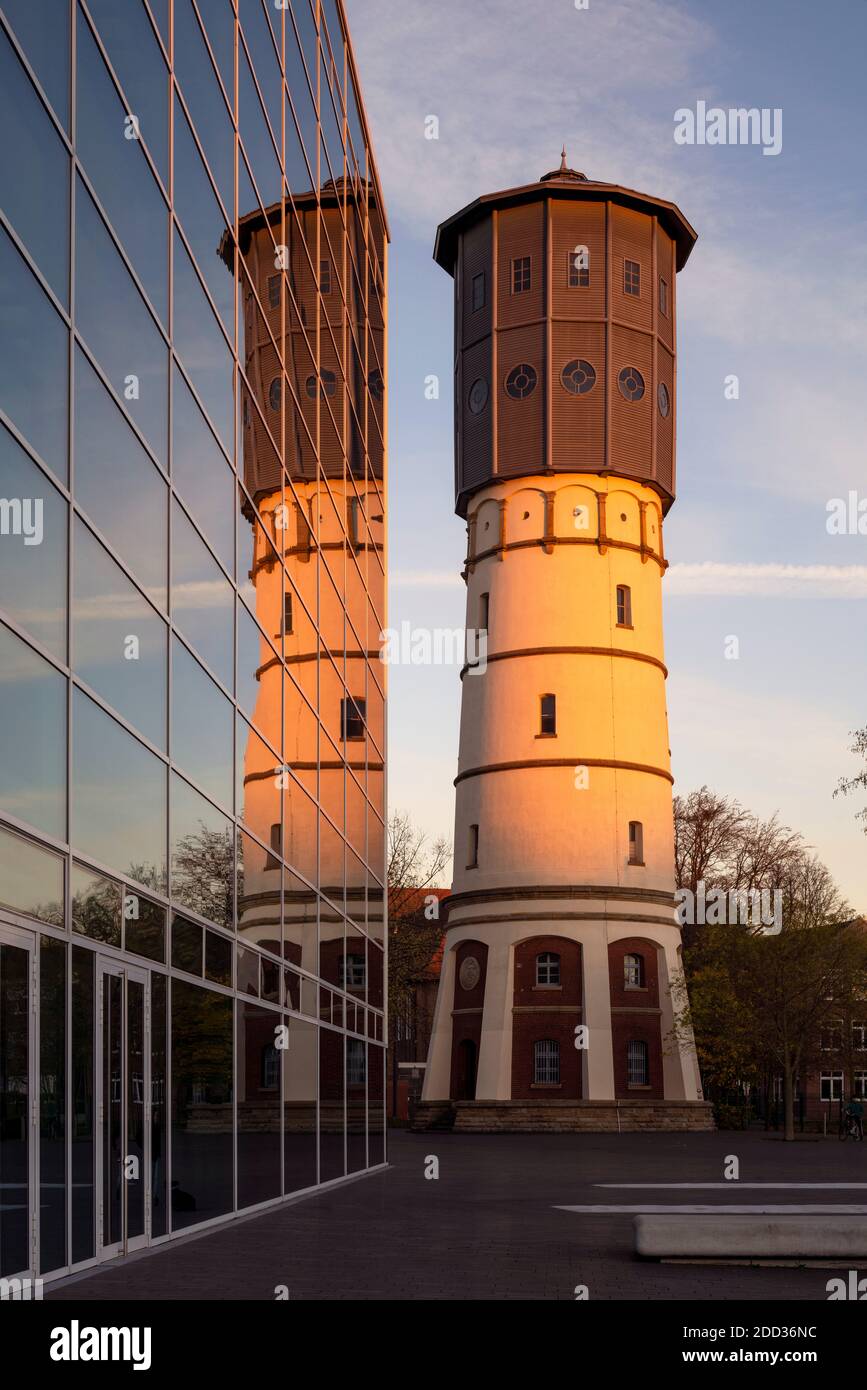 Gütersloh, historischer Wasserturm, links die Fassade des Theaters, 2008-2010 von Jörg Friedrich erbaut Stockfoto