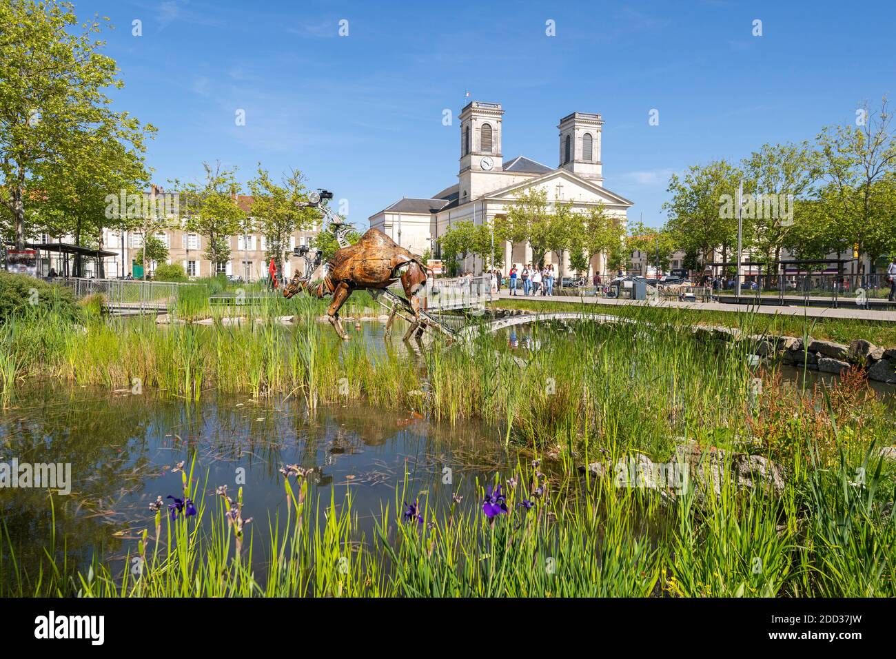 La Roche-sur-Yon (Westfrankreich): Platz „Place Napoleon“ im Stadtzentrum. Stadtentwicklung, Platz mit Bäumen, Teichen und Fußgängerzone Stockfoto