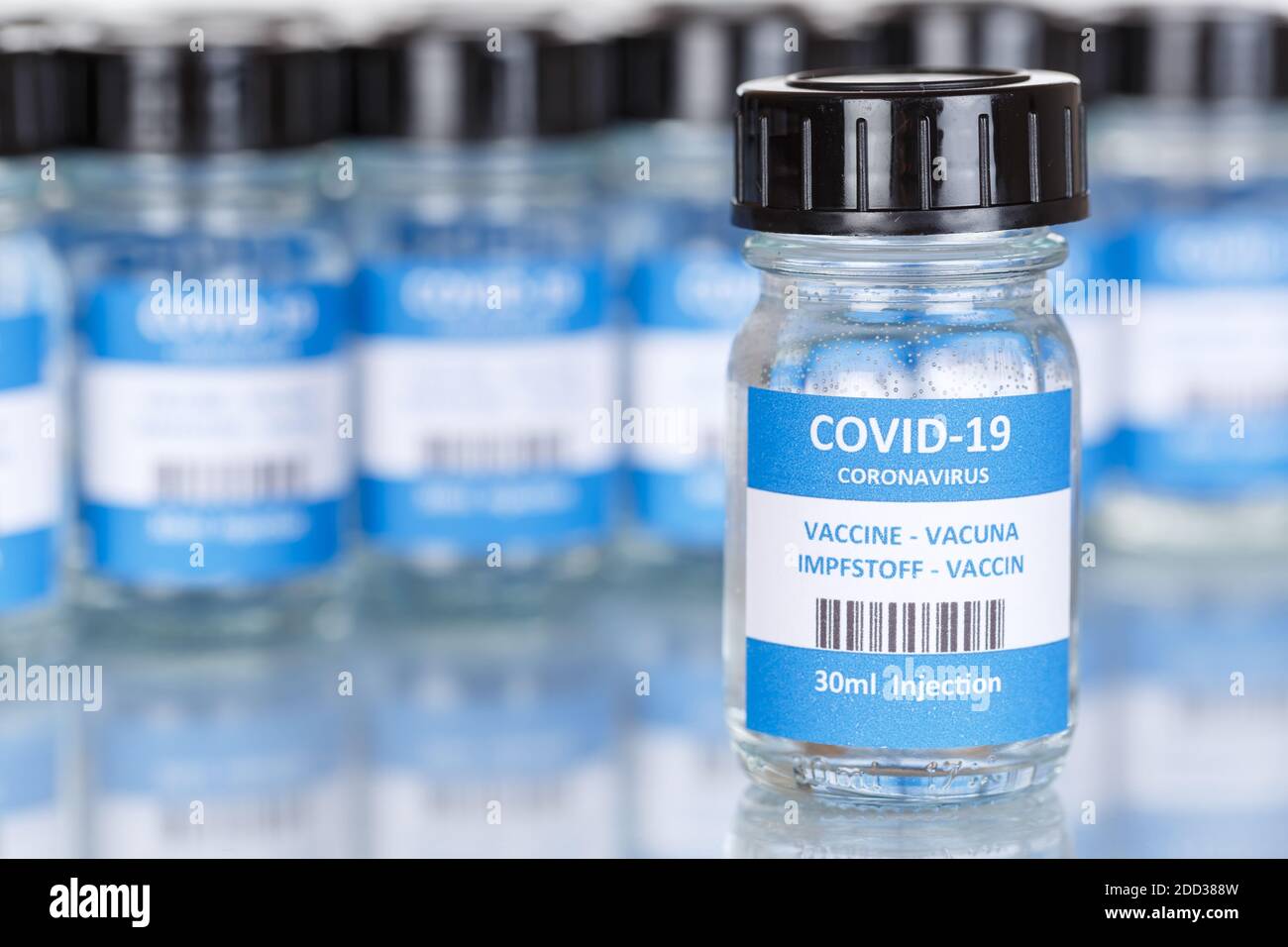 Coronavirus-Impfstoffflasche Corona Virus COVID-19 Covid-Impfstoffe Copyspace Kopie Leerflaschen Stockfoto