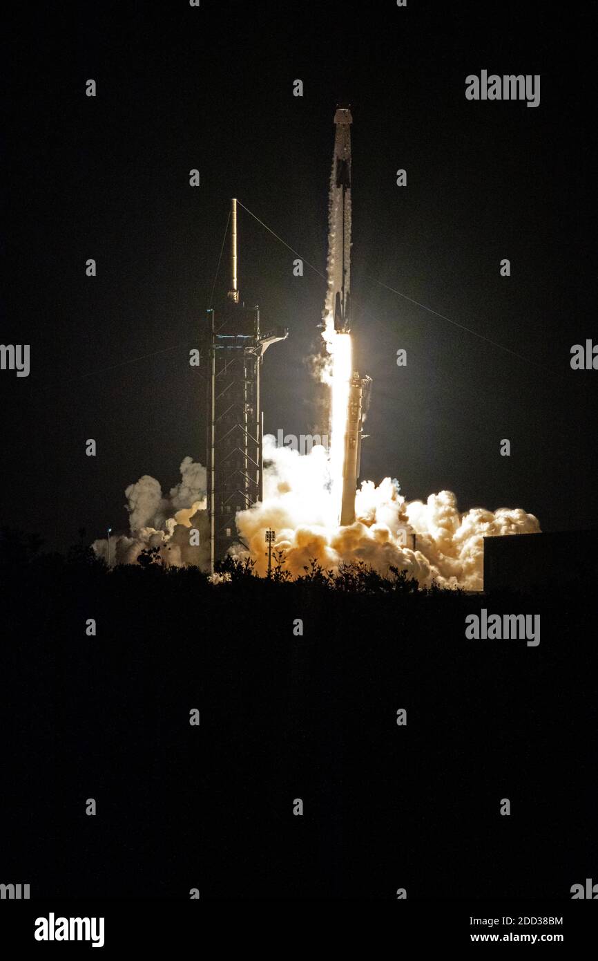 KENNEDY SPACE CENTER, FL, USA - 15. November 2020 - EINE SpaceX Falcon 9 Rakete hebt um 19:27 Uhr EST vom Launch Complex 39A im Kennedy Space der NASA ab Stockfoto
