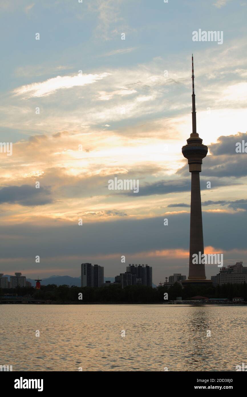 Der Sonnenuntergang setzte sich in der Mitte des Fernsehturms auf Stockfoto