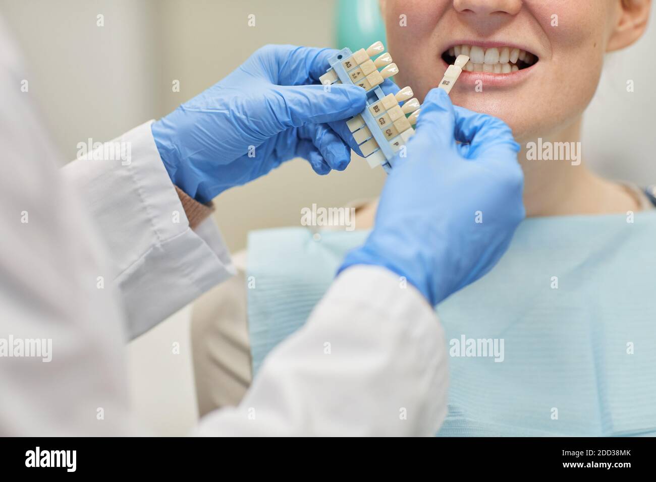 Nahaufnahme des Zahnarztes in Schutzhandschuhen Wahl Zahnimplantate für Patient in der Klinik Stockfoto