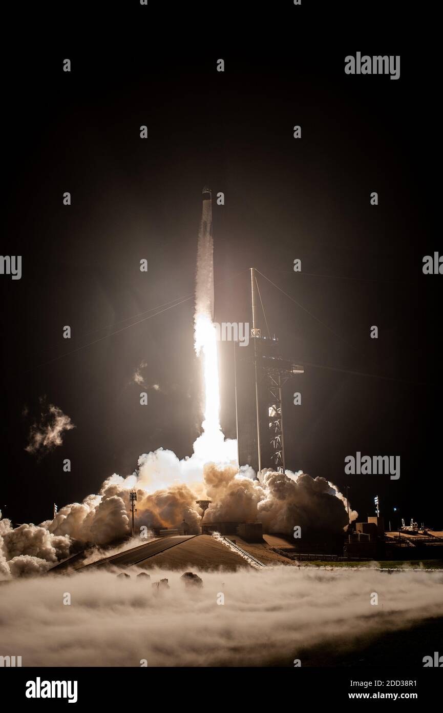 KENNEDY SPACE CENTER, FL, USA - 15. November 2020 - EINE SpaceX Falcon 9 Rakete hebt um 19:27 Uhr EST vom Launch Complex 39A im Kennedy Space der NASA ab Stockfoto