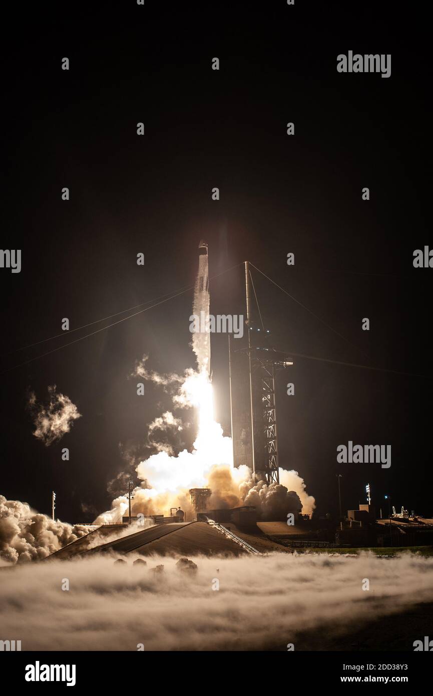 KENNEDY SPACE CENTER, FL, USA - 15. November 2020 - EINE SpaceX Falcon 9 Rakete hebt um 19:27 Uhr EST vom Launch Complex 39A im Kennedy Space der NASA ab Stockfoto